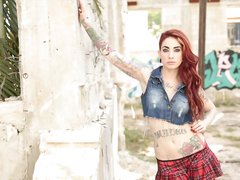 Sexy babe Sheena Roses tight plump ass stretch in a deserted lot